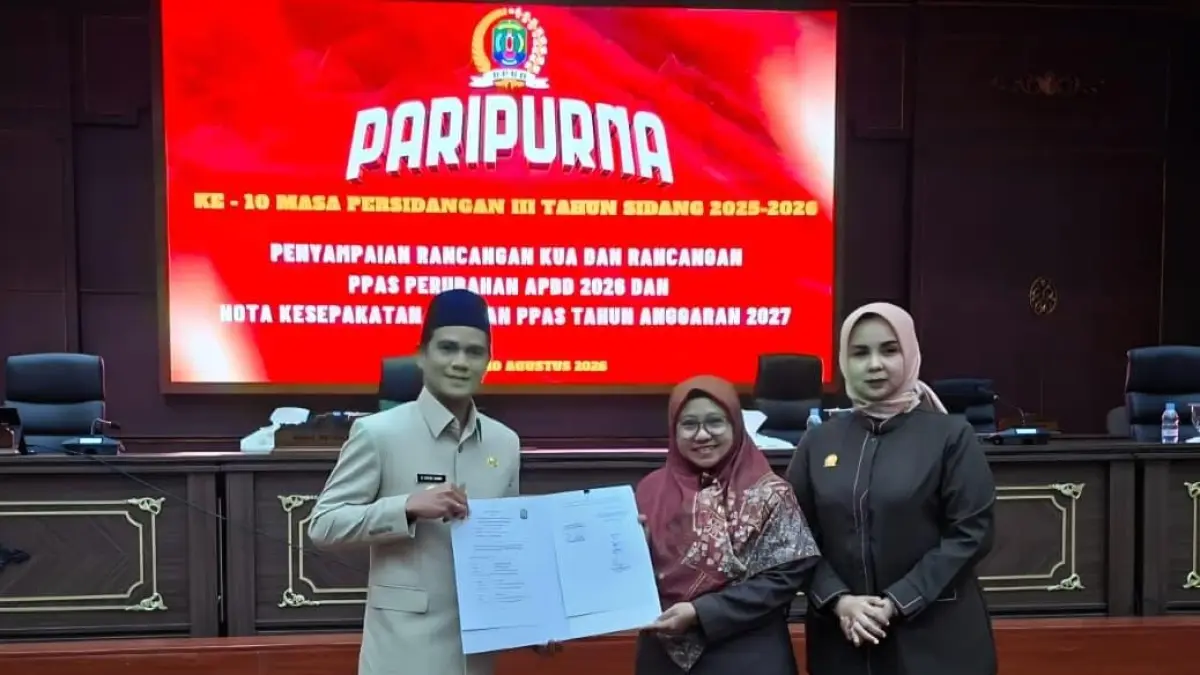 DISEPAKATI : Bupati Nunukan H. Irwan Sabri bersama Wakil Ketua I DPRD Nunukan Arpiah dan Wakil Ketua II DPRD Nunukan Hj. Andi Mariyati menandatangani KUA PPAS Perubahan APBD Tahun Anggaran 2026.