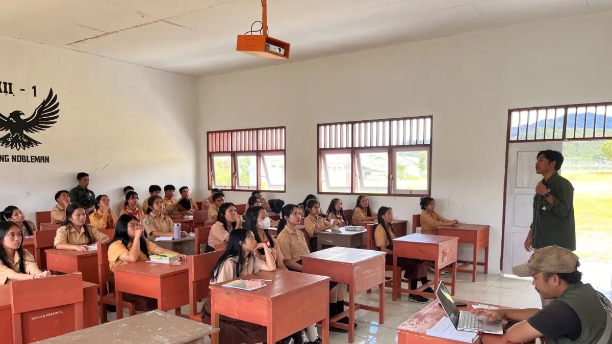 EDUKASI : Rimbawan memberikan edukasi ke pelajar tingkat SMP dan SMA di wilayah Krayan.&nbsp;