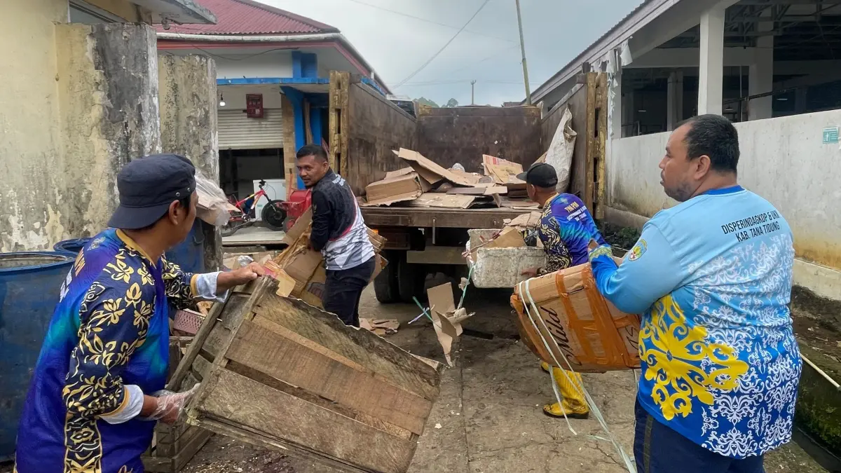 JAGA KEBERSIHAN: Disperindagkop Tana Tidung bersama pedagang di Pasar Imbayud Taka Tideng Pale melakukan kegiatan bersih-bersih. (FOTO: IST)