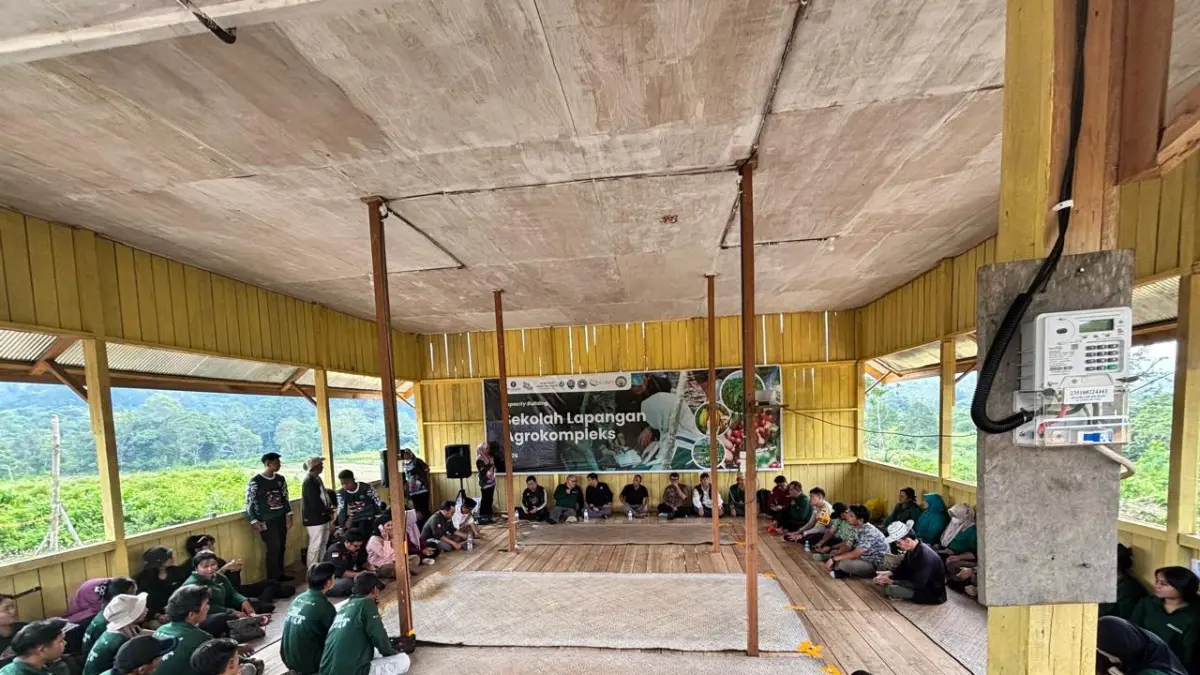 KUMPUL PEMUDA : Bupati Bulungan Syarwani bersama puluhan pemuda berkumpul di Desa Long Buang, membahas sektor pertanian terpadu dan berkelanjutan.
(Taslee/Radar Tarakan)