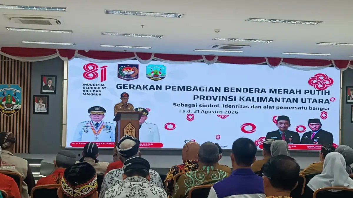 NASIONALISME: Kepala Badan Kesbangpol Kaltara, Jonilius menyampaikan laporan gerakan pembagian bendera merah putih Kaltara: FOTO: IWAN K/RADAR TARAKAN