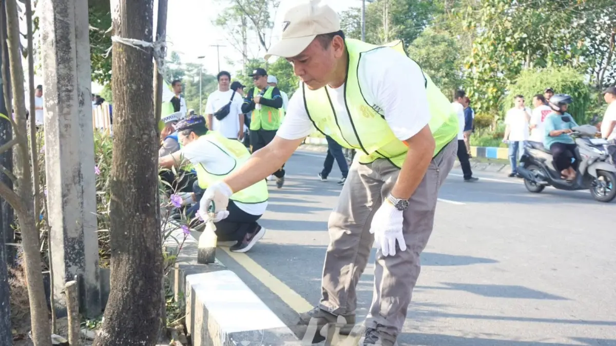 PARTISIPASI : Wabup Bulungan, Kilat mengikuti kegiatan pembersihan dan perawatan fasilitas jalan di Tanjung Selor.  
(Taslee/Radar Tarakan)  
  