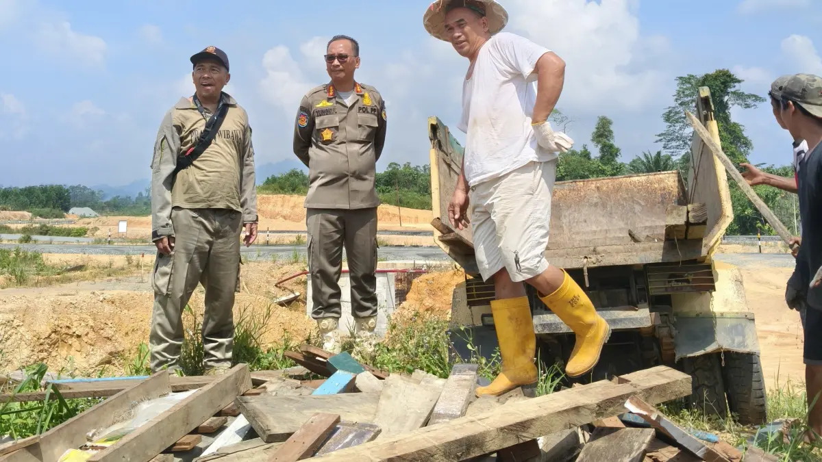 PENERTIBAN: Kasatpol PP Tana Tidung Yungkul bersama anggota melihat langsung salah satu warga yang membongkar rumahnya secara mandiri. (FOTO:SOPIAN/RADAR KALTARA)