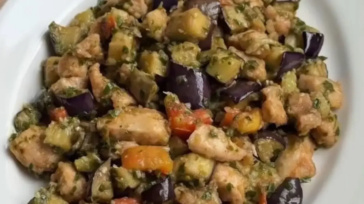 Potret ayam terong cabe ijo yang lembut dan rasanya pedas gurih. (Sumber: instagram.com/@martinpraja)