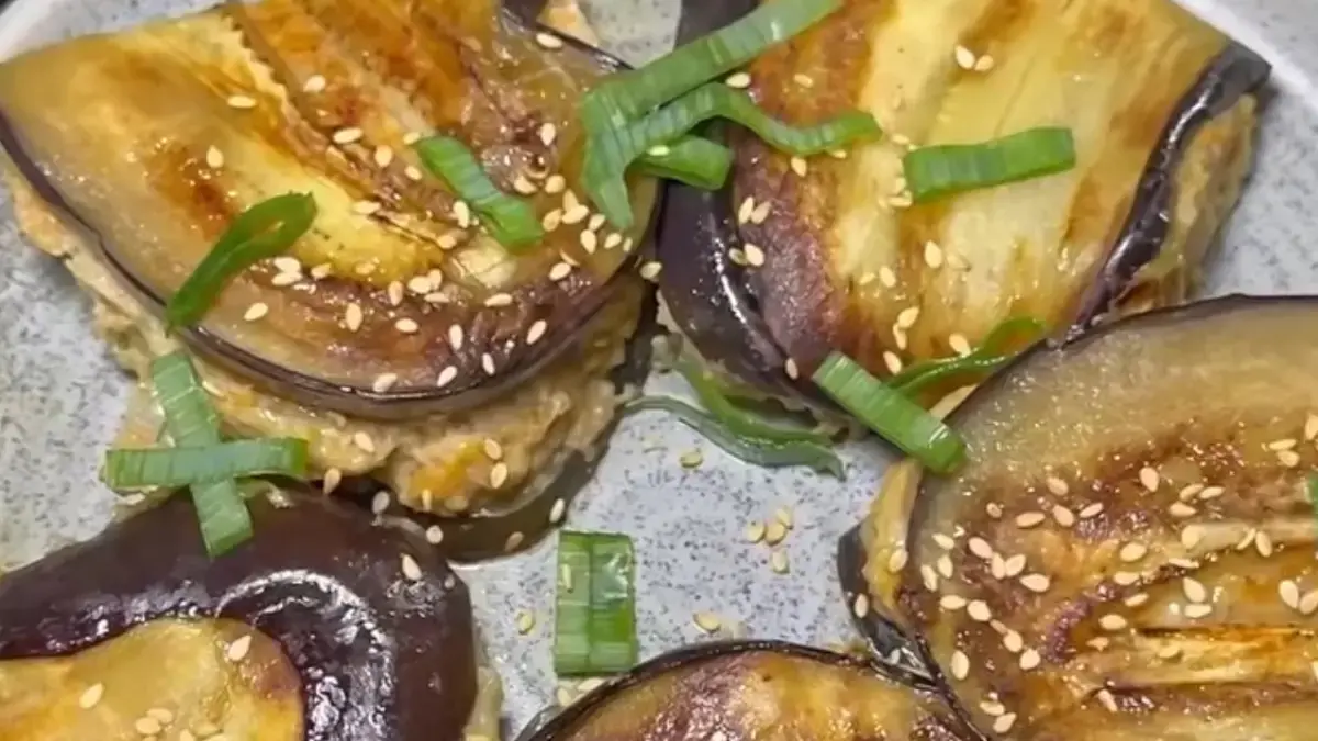 Potret gyoza terong isi ayam yang unik dan gurih. (Sumber: instagram.com/@michelealex)