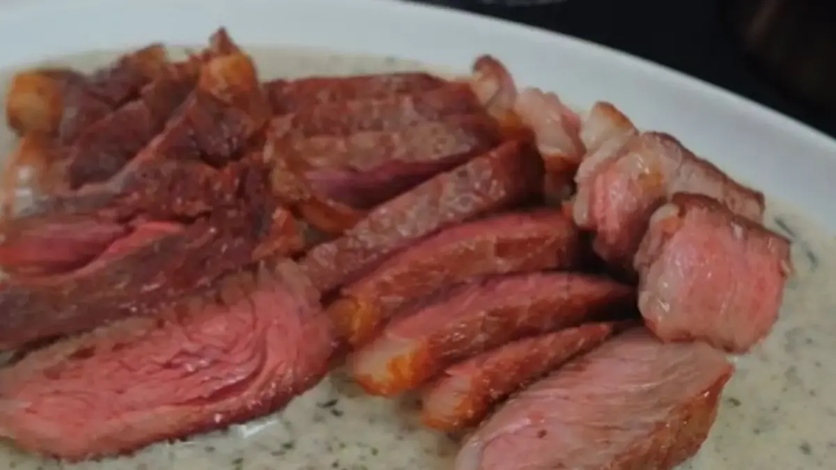 Potret steak rumahan yang memiliki crust golden dan daging yang juicy. (Sumber: instagram.com/@willgoz)

Namun, tetap perhat