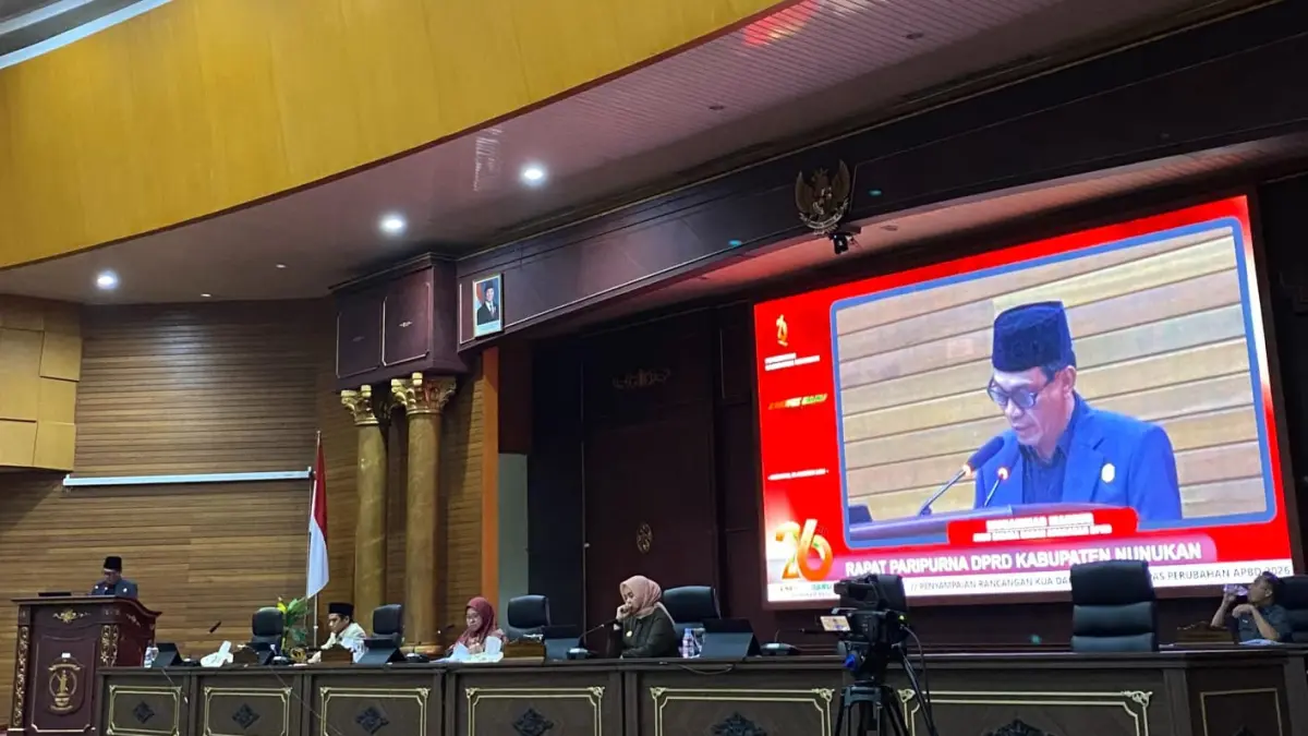 SAMPAIKAN : Juru Bicara Banggar DPRD Nunukan, Mansur Rincing saat menyampaikan catatan dan rekomendasi atas KUA PPAS 2027.
