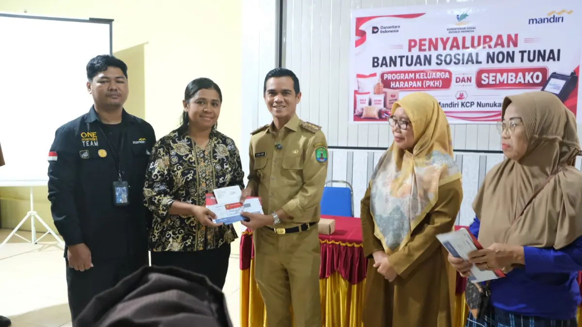 BANTUAN : Bupati Nunukan H. Irwan Sabri saat menyerahkan bantuan secara simbolis yang berlangsung di Kantor Kecamatan Nunukan.&nbsp;