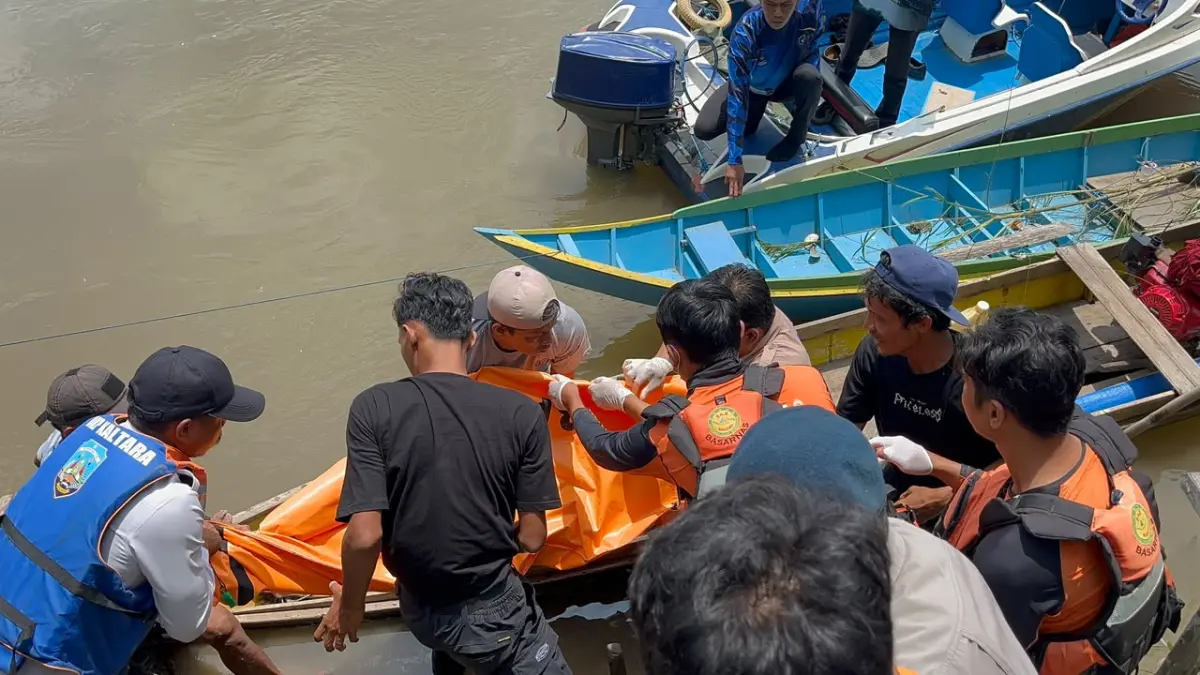 EVAKUASI KORBAN : Tim SAR gabungan mengevakuasi korban tenggelam dari perairan Jelarai, Bulungan, Rabu (12/8).
