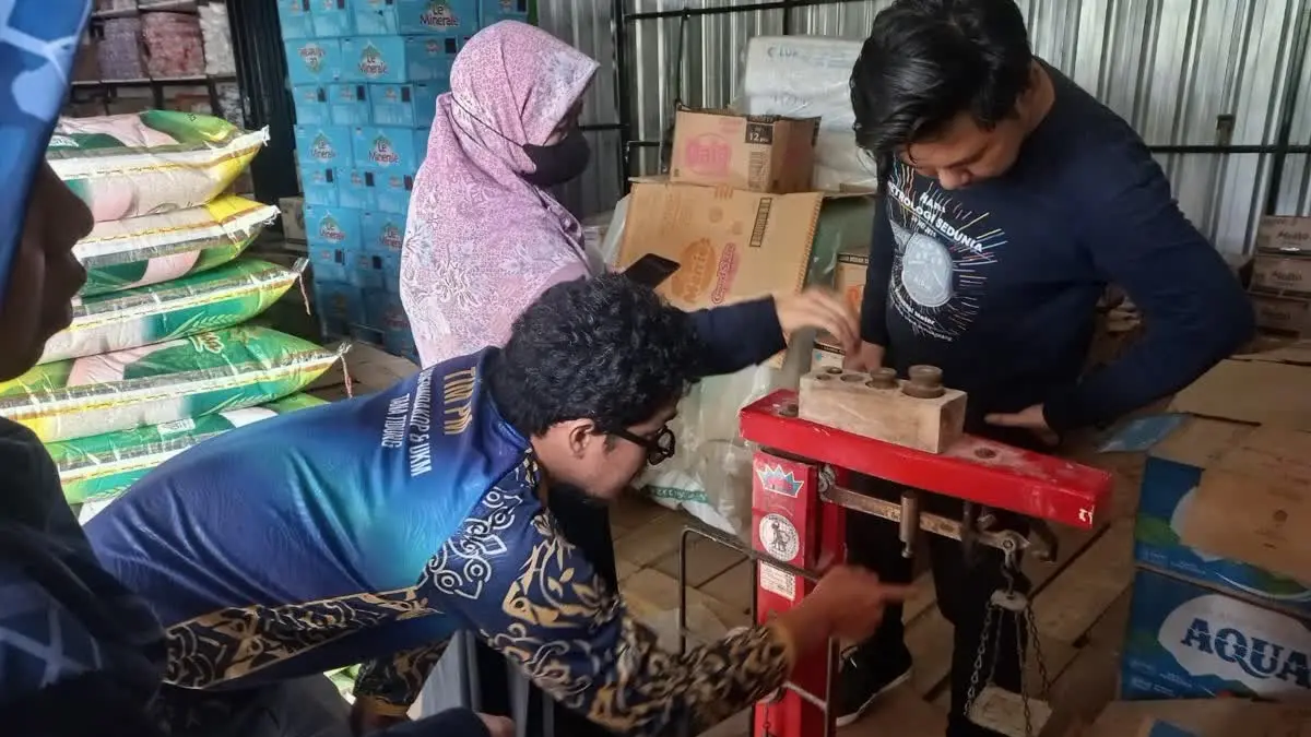 JEMPUT BOLA: Tim Metrologi Legal Disperindagkop Tana Tidung melakukan tera ulang terhadap timbangan di salah satu toko. FOTO: ISTIMEWA