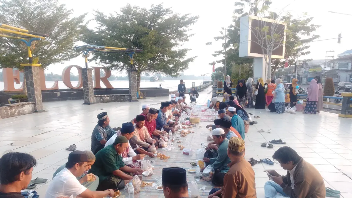 MAKAN BERSAMA : Warga Diaspora Sembakung menikmati hidangan bersama usai mengikuti rangkaian tradisi Tulak Bala Sapu Arba di kawasan Landmark Tanjung Selor, Rabu (12/8) pagi. 

