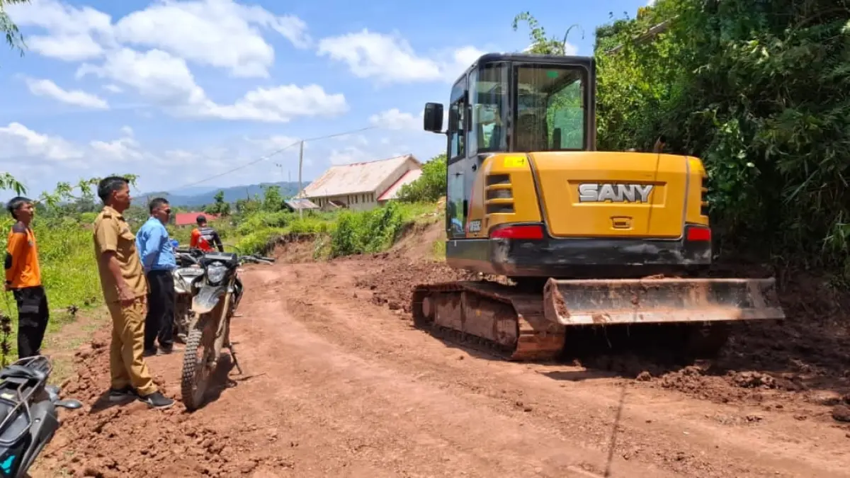 PERBAIKAN : Bantuan satu unit excavator dari Pemkab Nunukan dikerahkan guna menangani kondisi jalan rusak di Krayan Selatan yang sulit dilalui.