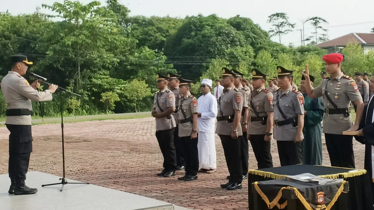 SUMPAH JANJI: Kapolres Tana Tidung AKBP Eko Nugroho memimpin serah terima jabatan dan pelantikan Pejabat Utama, di Mako Polres Tana Tidung, Rabu (12/8).FOTO: SOPIAN/RADAR TARAKAN
