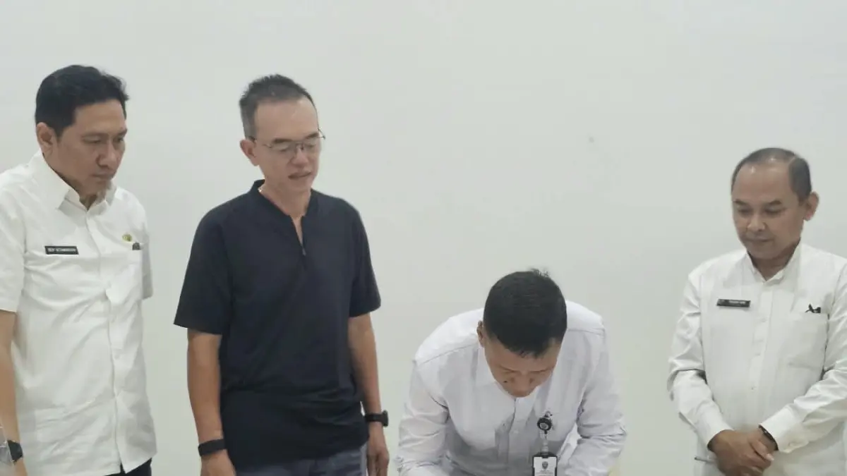 TANDA TANGAN KERJA SAMA : Ketua PMI Kaltara H Risdianto menandatangani dokumen kerja sama PMI Kaltara dengan Pink Hardware, Rabu (12/8).