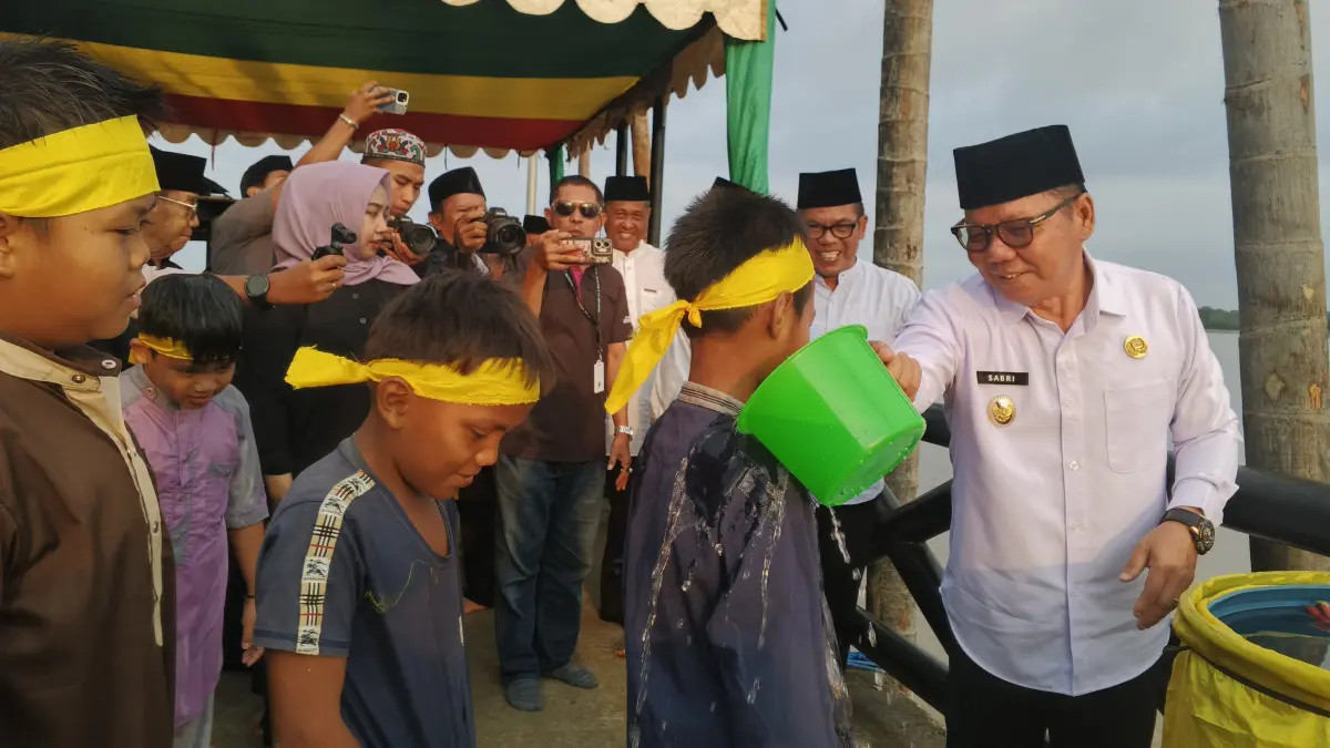 TOLAK BALA: Wabup Sabri memandikan (mandi salamun) sejumlah anak-anak di acara tulak bala bulan Safar. (FOTO: SOPIAN/RADAR TARAKAN)