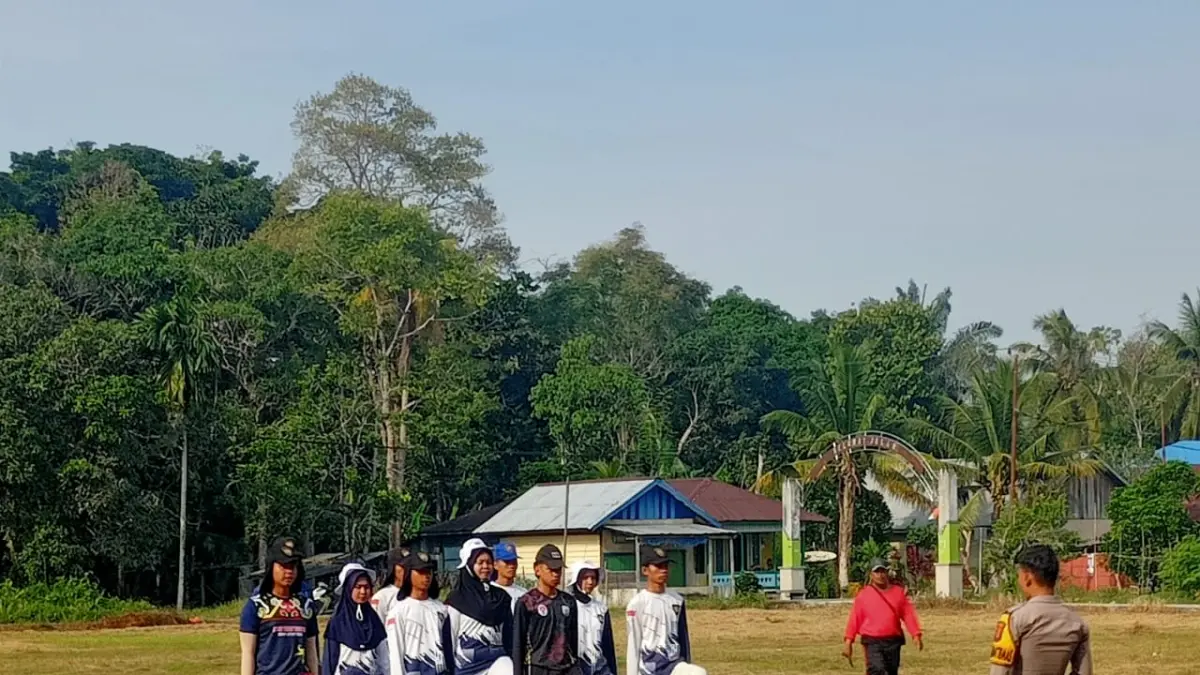 BERLATIH : Sejumlah anggota Paskibraka Kecamatan Tana Lia mengikuti latihan baris-berbaris di lapangan menjelang upacara HUT ke-81  RI. 