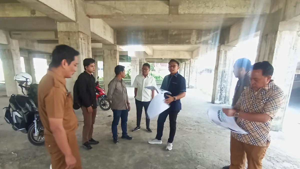DILANJUTKAN: Komisi III DPRD Tarakan bersama DPUTR mengecek pembangunan Pasar Batu Sebengkok. AGUS DIAN ZAKARIA/RADAR TARAKAN