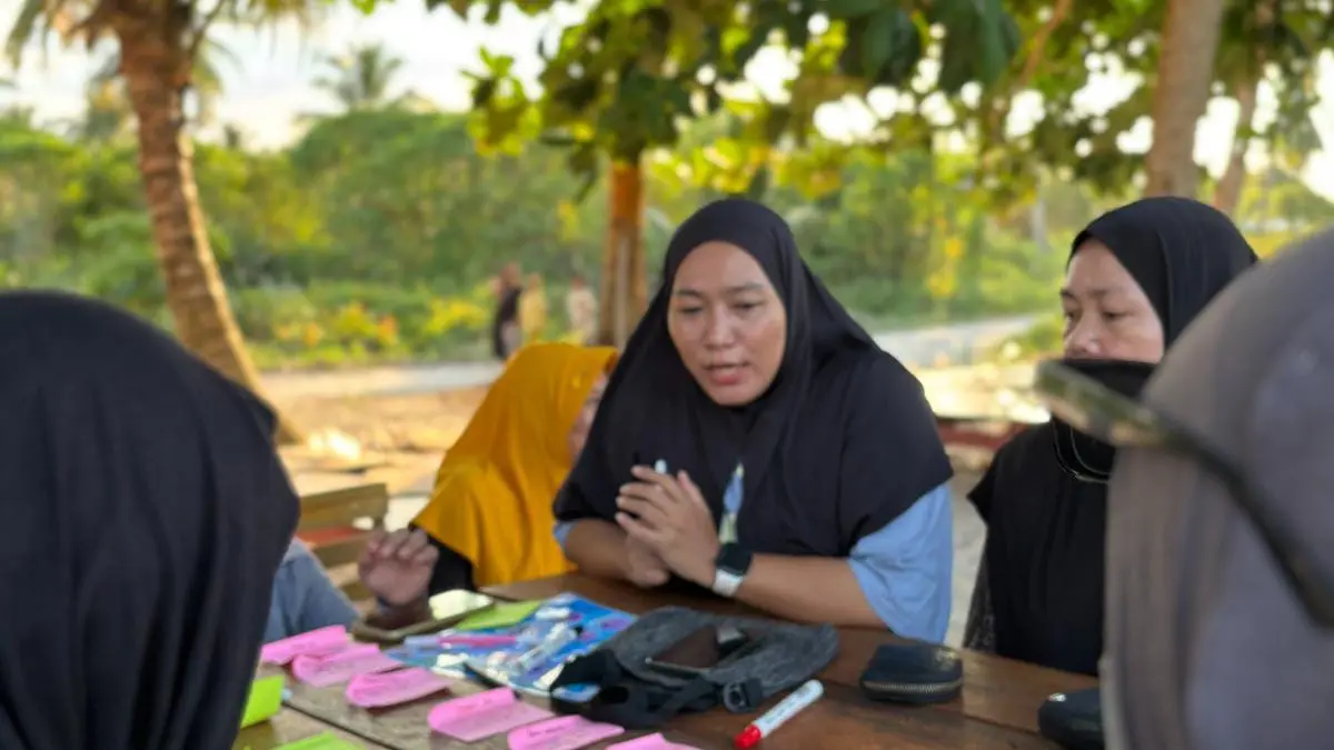 DISKUSI KAMPUNG: Inaya Kayan dan perempuan pesisir Bulungan berbagi cerita dan pengetahuan.