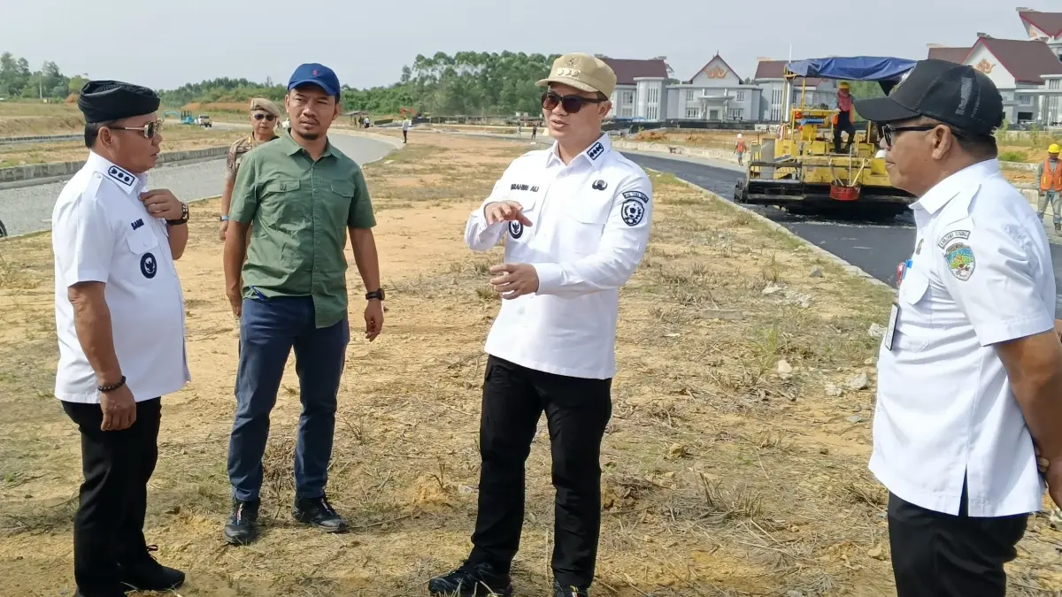 PENDIDIKAN: Bupati Ibrahim Ali didampingi Wabup, Sekda dan Kepala DPUPRKP Tana Tidung meninjau Puspem belum lama ini. (FOTO: SOPIAN/RADAR TARAKAN)
