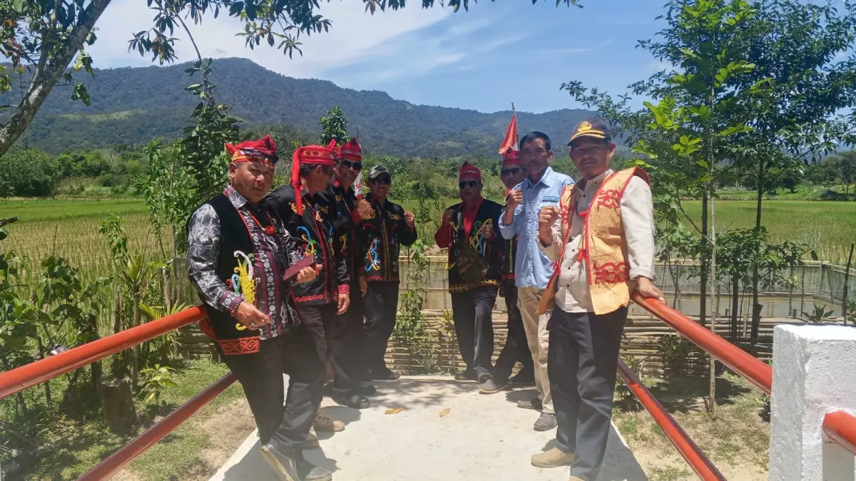 PERMUDAH : Pemerintah Desa Lepatar beserta personel Satgas Pamtas RI–Malaysia, Polsek Krayan, serta masyarakat setempat saat peresmian Jembatan Merah Putih.&nbsp;