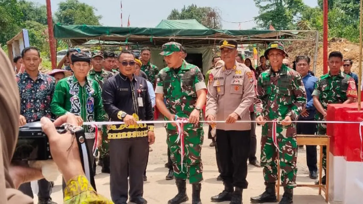 SIAP DIGUNAKAN: Dandim 0914/TNT Letkol Arm. R. Florensius Ferdian Ricarda meresmikan jembatan Beton Garuda di Desa Seludau, Kecamatan Sesayap Hilir, Kamis (13/8).FOTO: IST