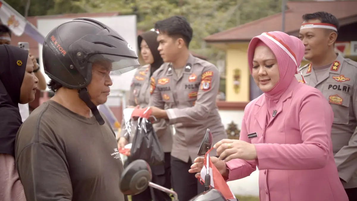 BAGI BENDERA: Polres dan Bhayangkari Tana Tidung bagi ribuan bendera.(FOTO: IST)