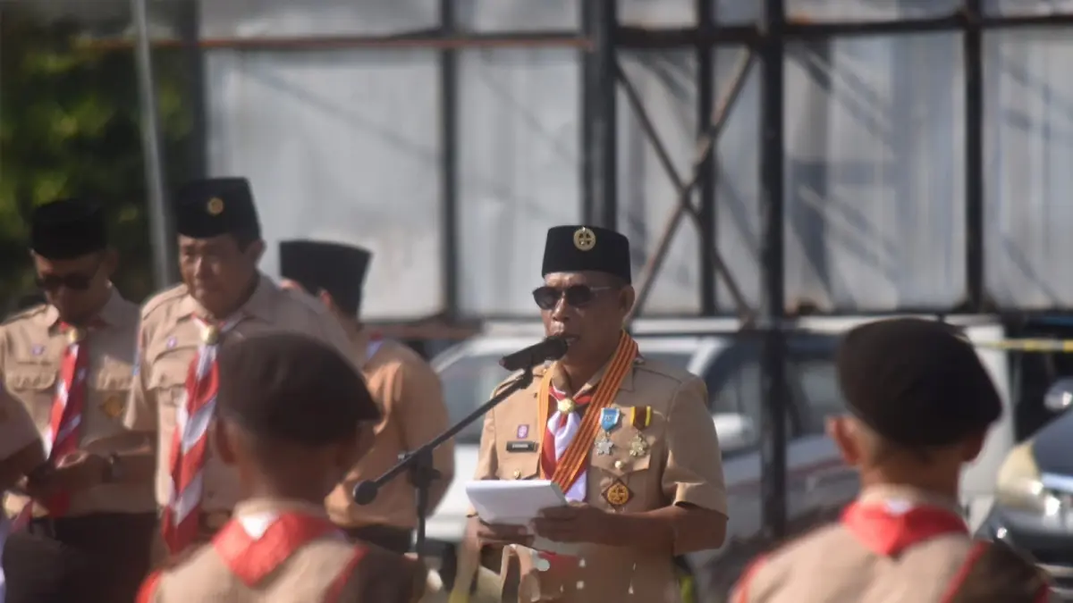 PELEPASAN : Bupati Bulungan Syarwani melepas puluhan anggota Pramuka Bulungan menuju Jambore Nasional.
(Taslee/Radar Tarakan)