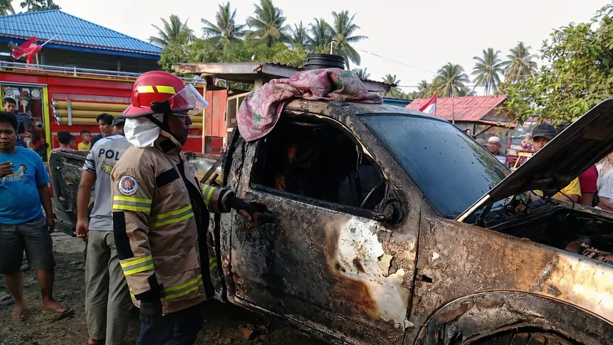 TERBAKAR : Kondisi kendaraan milik Zaenal yang terbakar diduga akibat korsleting dari mesin pompa.&nbsp;
