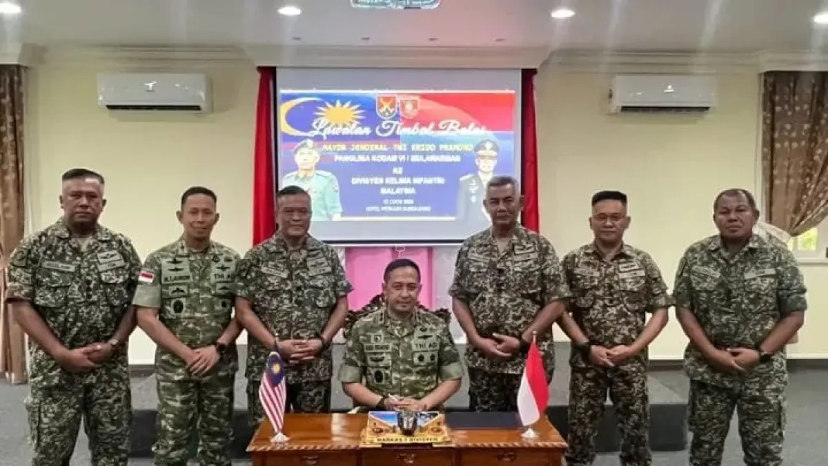 LAWATAN TIMBAL BALAS : Rombongan TNI AD berfoto bersama dalam rangkaian pawatan timbal balas seri II di Malaysia.
