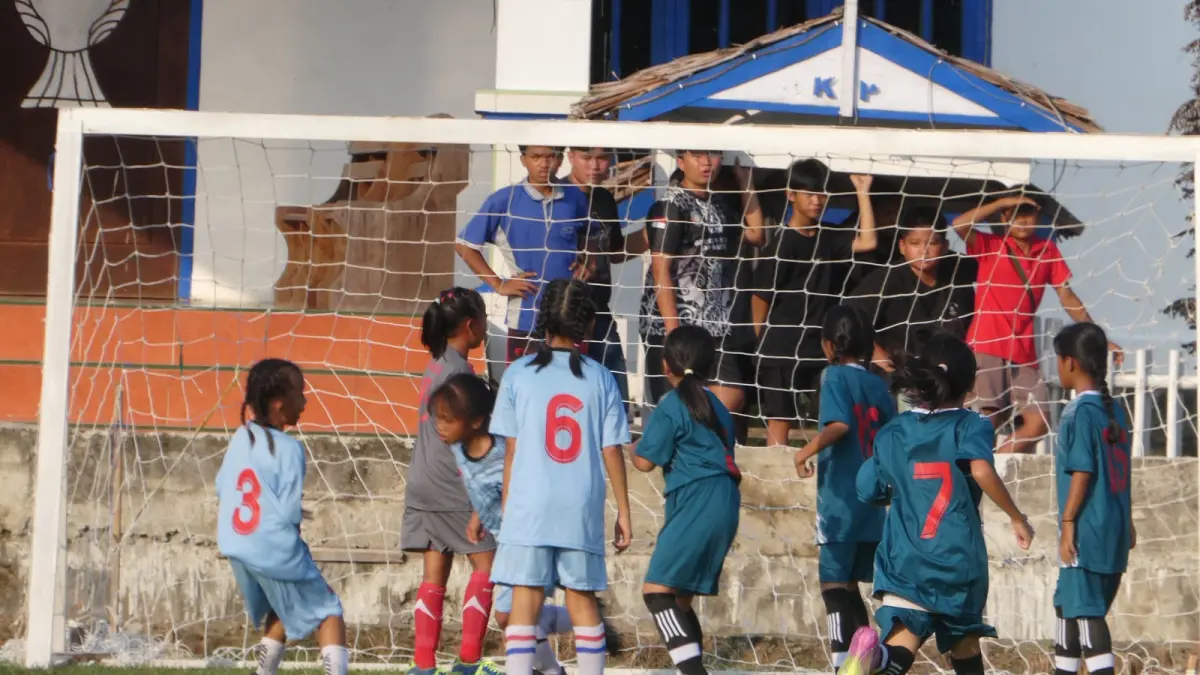 ATLET: Pertandingan mini soccer antar sekolah dasar se-Kecamatan Malinau Utara dalam ketegori putri. FOTO: DIPA/RADAR TARAKAN