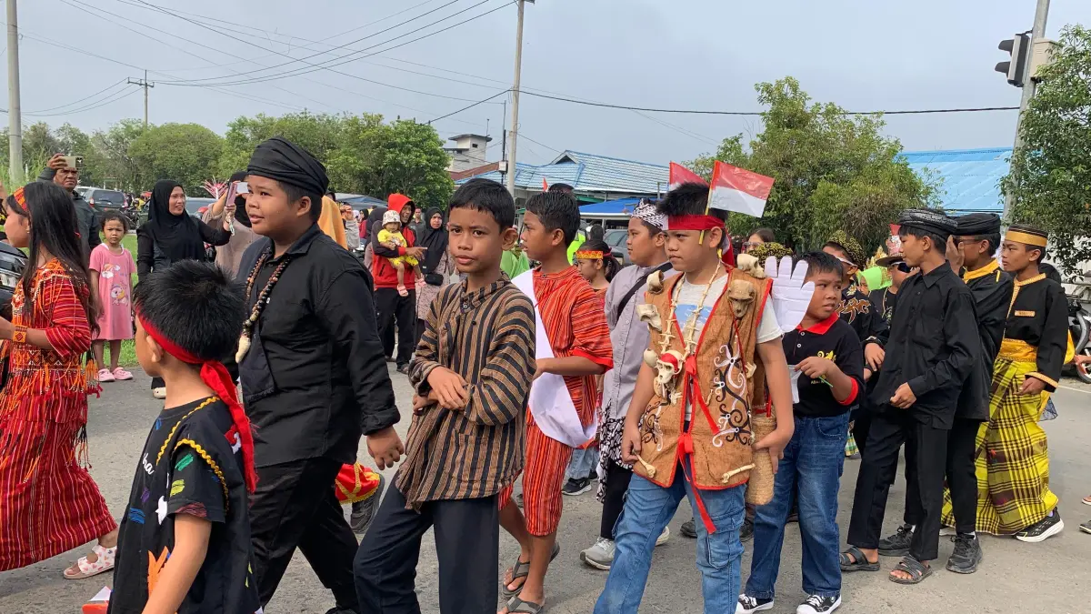 BUDAYA: Ribuan anak ikut terlibat dalam kemeriahan Karnaval Budaya Harmoni Kemilau.&nbsp;FOTO: DIPA/RADAR TARAKAN