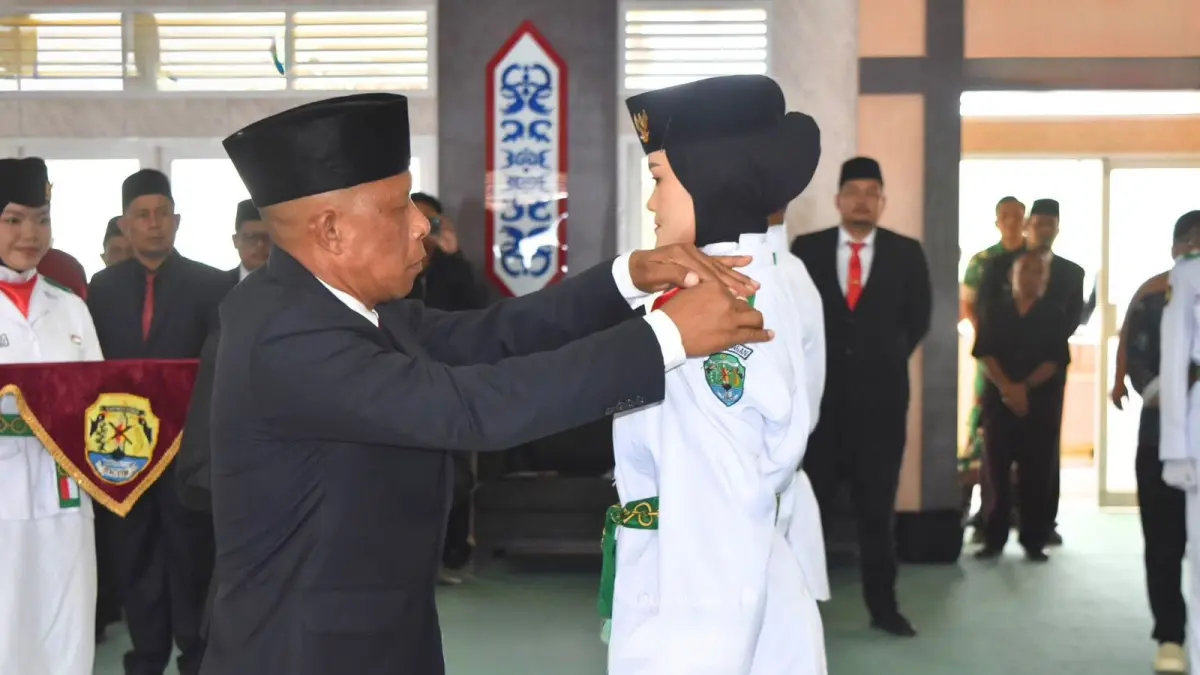 DIKUKUHKAN : Bupati Bulungan mengukuhkan anggota Paskibra Bulungan.
(Taslee/Radar Tarakan)