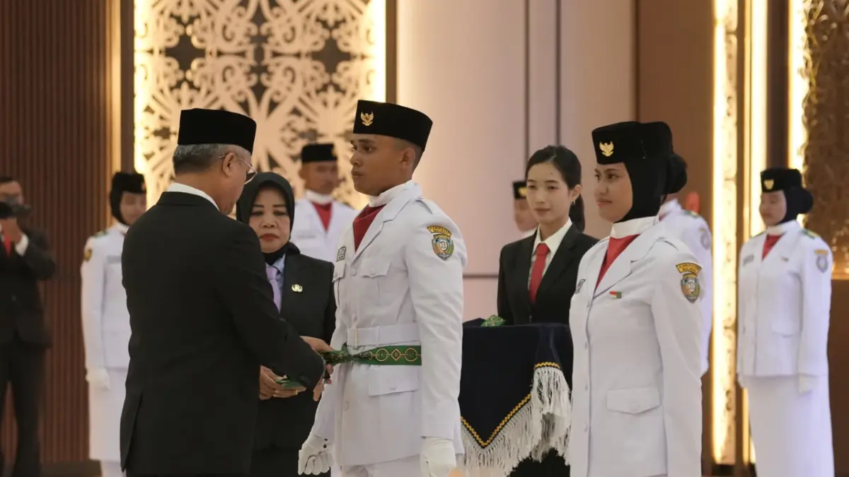 HUT RI: Bupati Wempi saat mengukuhkan Paskibraka Malinau di Ruang Tebengan, Kantor Bupati Malinau. FOTO: DIPA/RADAR TARAKAN