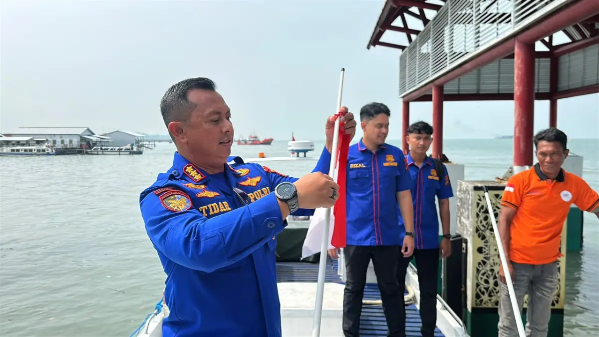 KIBARKAN : Direktur Polairud Polda Kaltara Kombes Pol, Tidar Wulung Dahono saat memasang bendera merah putih di speedboat.&nbsp;