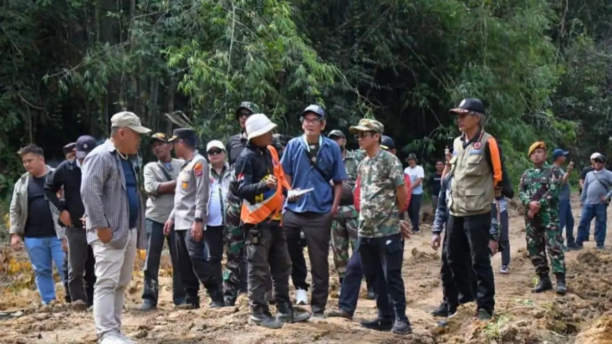 PEMANTAUAN : Bupati Nunukan H. Irwan Sabri saat melihat kondisi jalan rusak di Kecamatan Krayan Selatan.&nbsp;