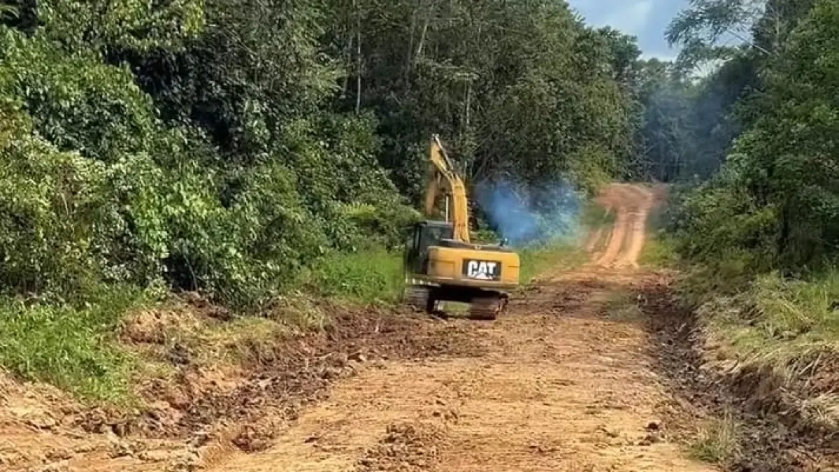 PENANGANAN : Tim gabung BPBD Nunukan bersama DPU Nunukan melakukan perbaikan jalan rusak di Kecamatan Krayan Selatan.&nbsp;