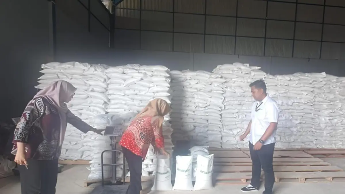PENGECEKAN : DKPP Nunukan melakukan pemeriksaan kualitas beras di gudang Bulog sebelum disalurkan ke masyarakat.&nbsp;