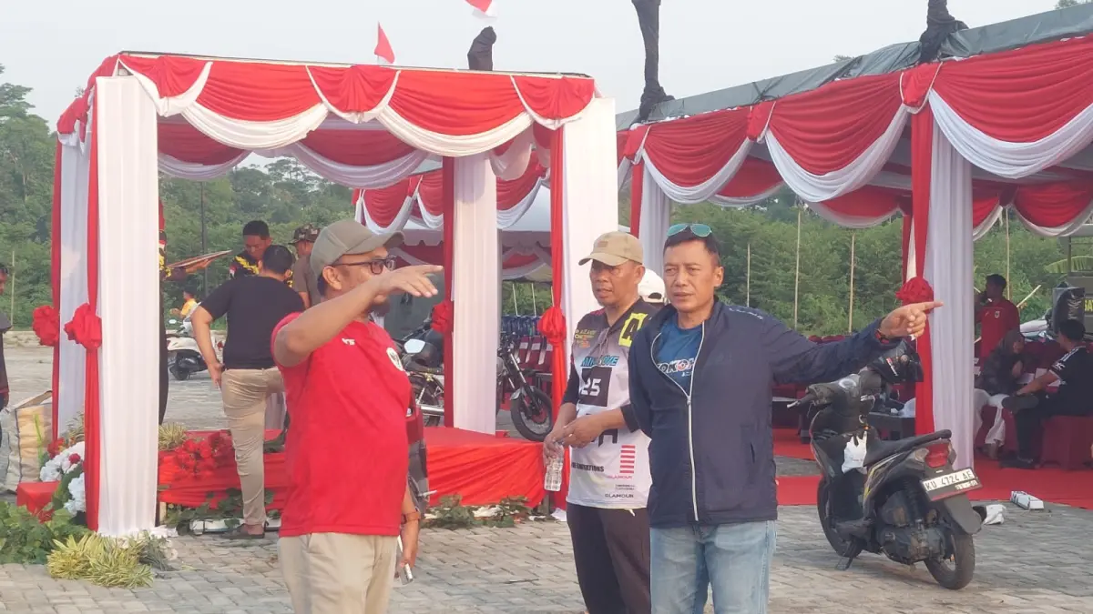 PERSIAPAN HUT : Sekda Bulungan, H Risdianto mengecek kesiapan lokasi menjelang pelaksanaan upacara HUT ke-81 Kemerdekaan RI di Kebun Raya Bundayati, Bulungan, Minggu (16/8). 