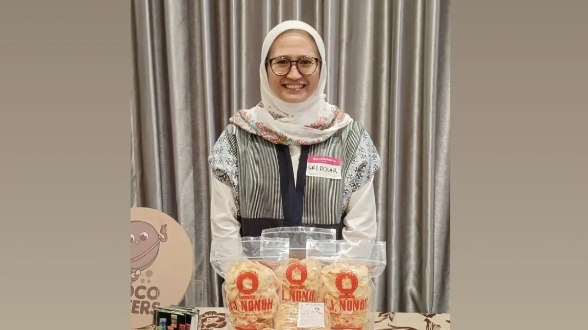 Sri Dolar Damayanti menampilkan produk makanan ringan tradisional khas Sunda dari Kelompok Usaha Harapan Bersama yang dikembangkan melalui dukungan Program AURA BRI Peduli.
&nbsp;