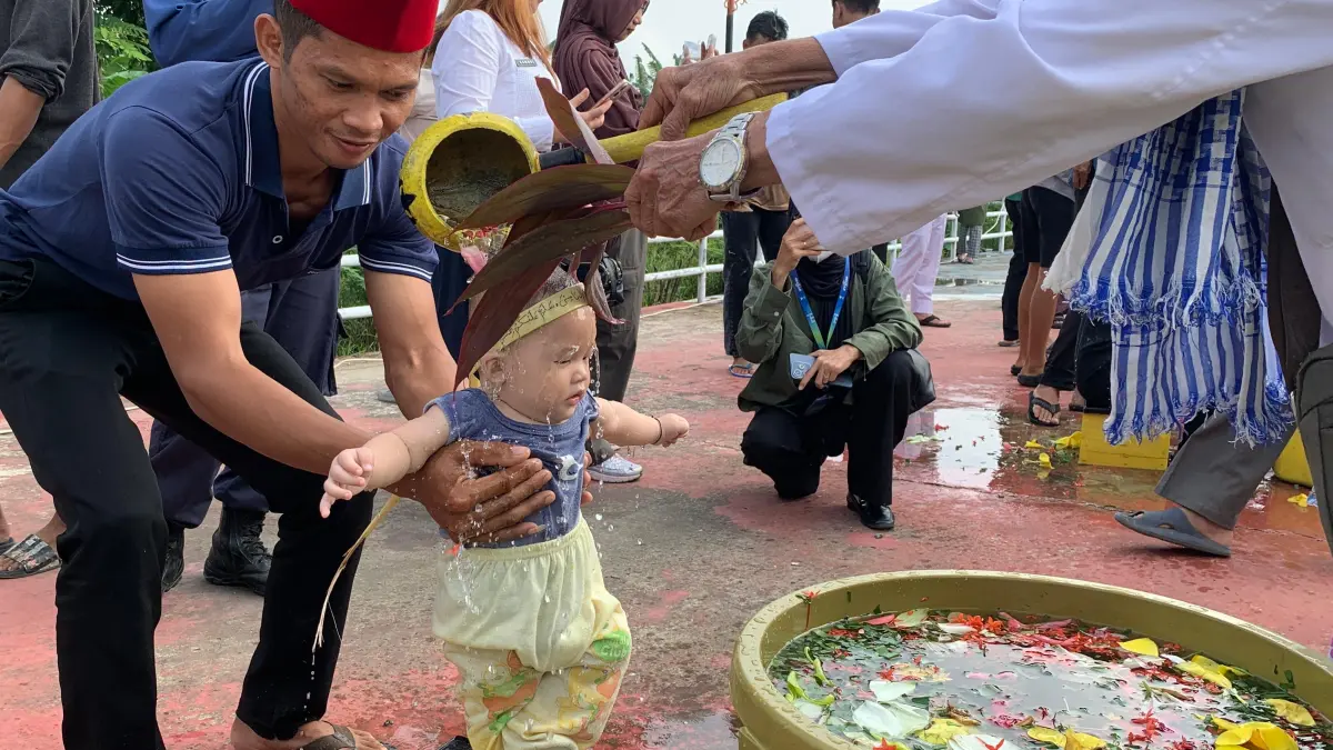 TRADISI: Seorang Balita saat mengikuti prosesi mandi salamun dalam tradisi Berebu Pagun Safar. FOTO: DIPA/RADAR TARAKAN