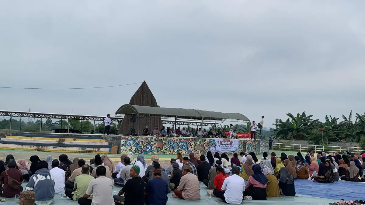 TRADISI: Warga Malinau Kota saat mengikuti prosesi tradisi Tolak Bala Berebu Pagun Safar di Sentra UMKM Malinau Kota. FOTO: DIPA/RADAR TARAKAN