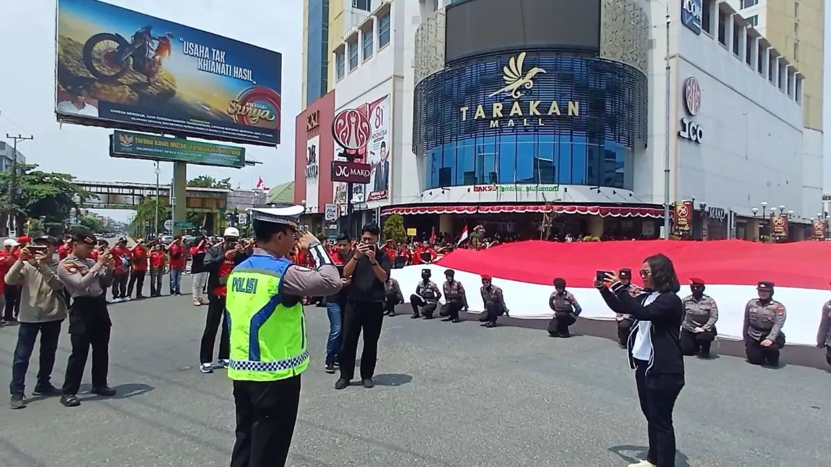 AGUS DIAN ZAKARIA/RADAR TARAKAN KIRAB : Warga dan relawan membentangkan bendera Merah Putih raksasa di Simpang 4 GTM Tarakan, Senin (17/8/2026).