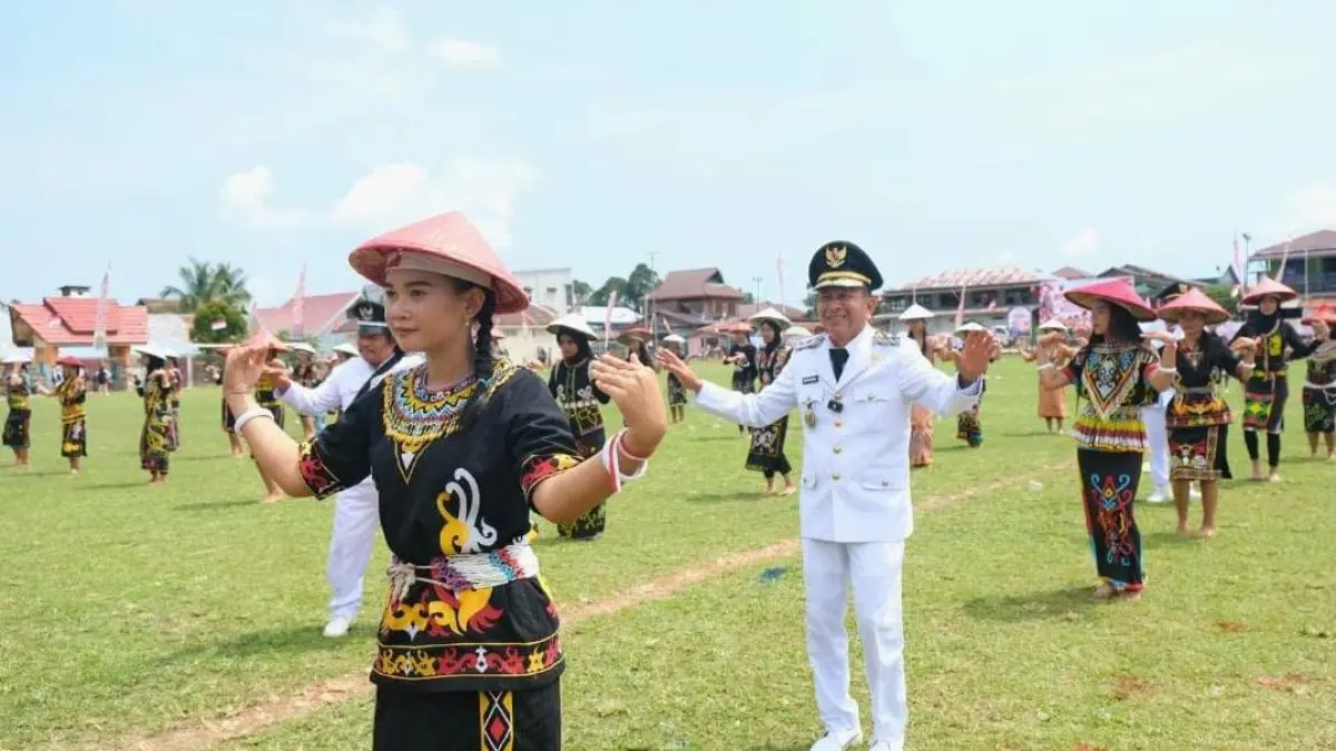 ANTUSIAS : Wakil Bupati Nunukan, Hermanus menyapa para peserta dan berbaur bersama usai pelaksanaan upacara di Lapangan Aji Kuning, Desa Mansalong, Kecamatan Lumbis, Senin (17/8).