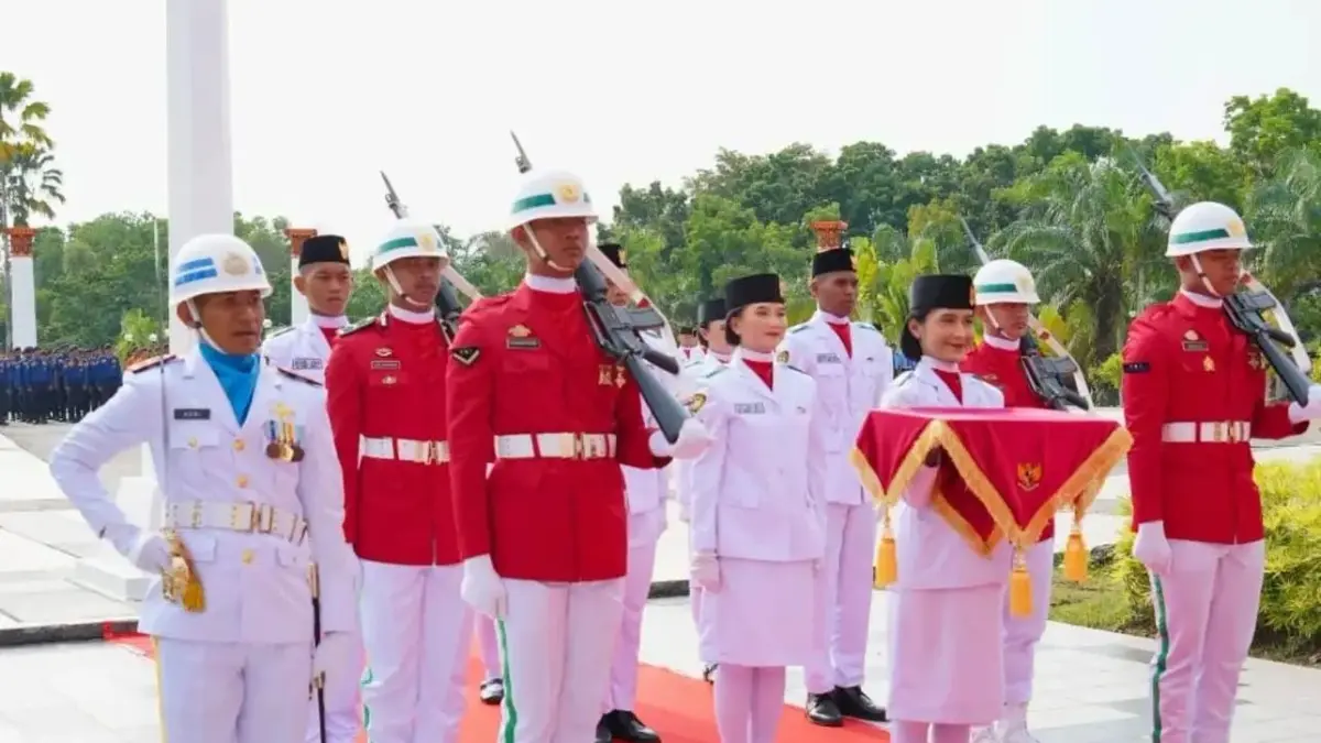 BANGGA : Beatrice Evelyn, siswi SMA Negeri 1 Nunukan, mendapat kepercayaan membawa baki bendera Merah Putih saat upacara memperingati HUT ke-81 Kemerdekaan Republik Indonesia yang berlangsung di halaman Kantor Bupati Nunukan.&nbsp;