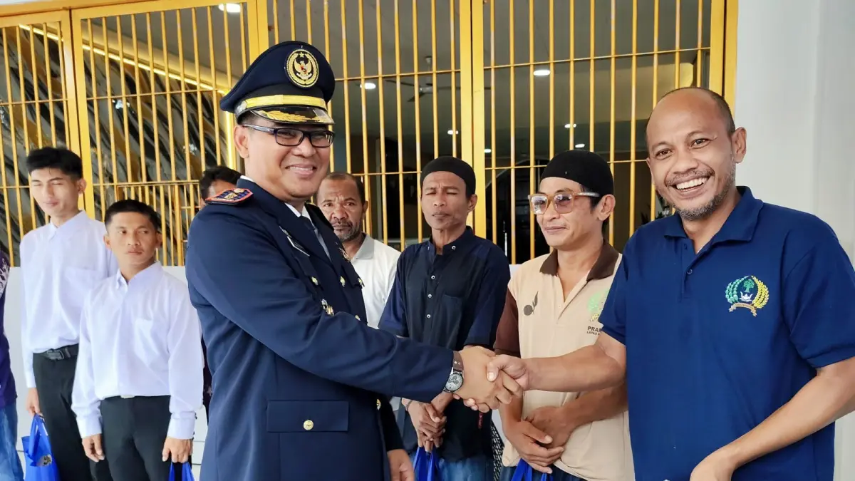 BEBAS : Kepala Lapas Kelas IIB Nunukan, Donny Setiawan menyerahkan bantuan sosial ke WBP yang menerima RU II. ASRULLAH/RADAR TARAKAN