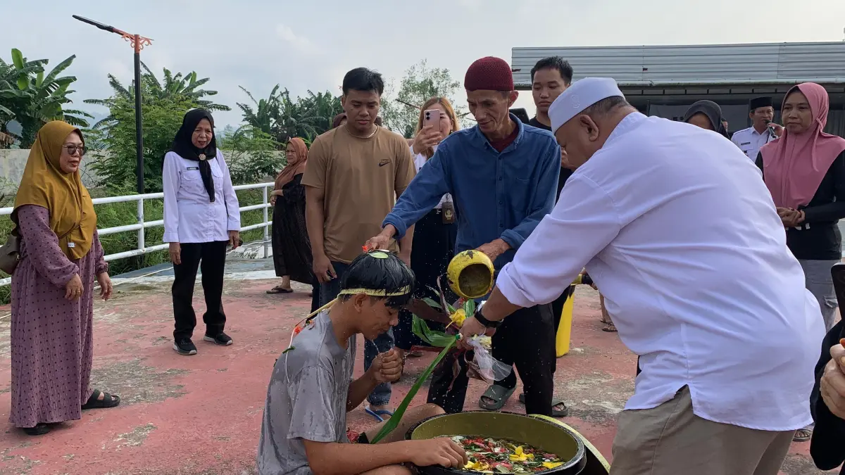 BUDAYA: Seorang pemuda Malinau Kota saat mengikuti prosesi mandi salamun dalam tradisi Berebu Pagun Safar.&nbsp; FOTO: DIPA/RADAR TARAKAN