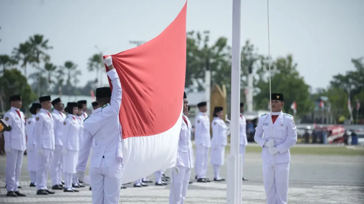HUT RI: Detik-detik pengibaran bendera sang saka merah putih oleh Paskibraka Malinau di Padan Liu Burung, Malinau, Senin (17/8). FOTO: DIPA/RADAR TARAKAN
