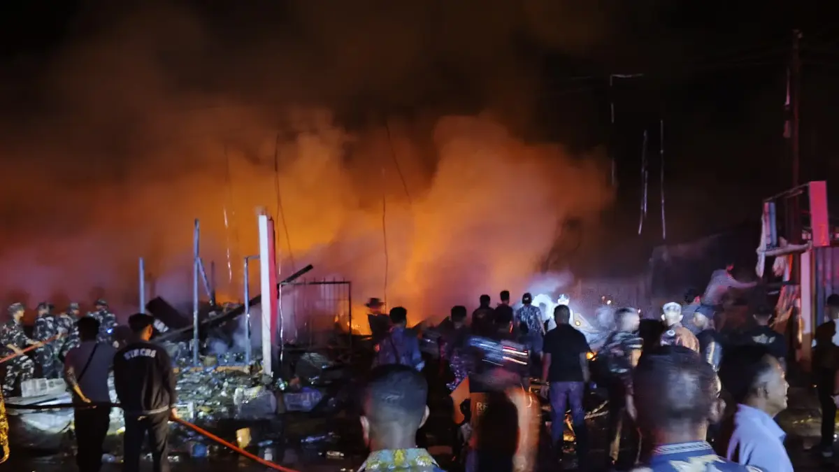MASIH MEMBARA: Kebakaran hebat di Jalan Jenderal Sudirman Tideng Pale dan Tideng Pale Timur