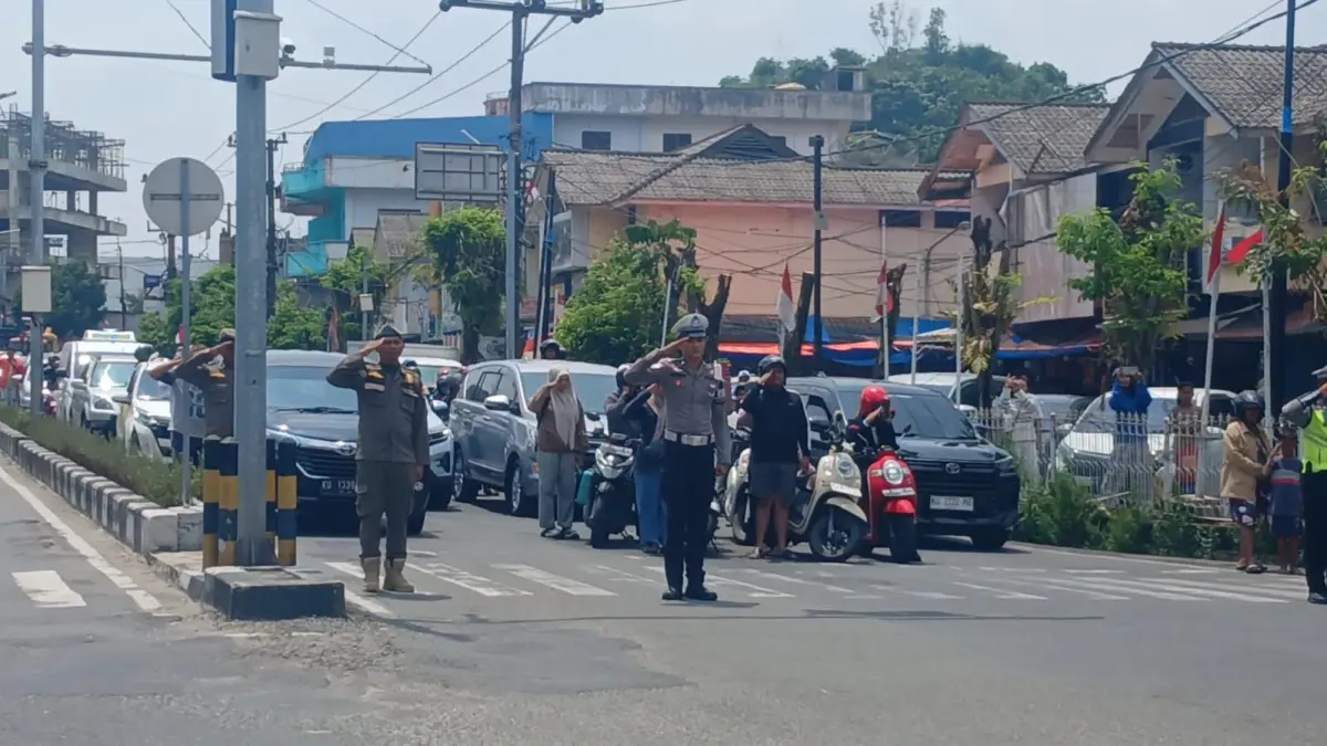 MENGAMANKAN : Personel kepolisian mengamankan penghentian arus lalu lintas saat penghormatan detik-detik Proklamasi di Kota Tarakan, Senin (17/8). AGUS DIAN ZAKARIA/RADAR TARAKAN