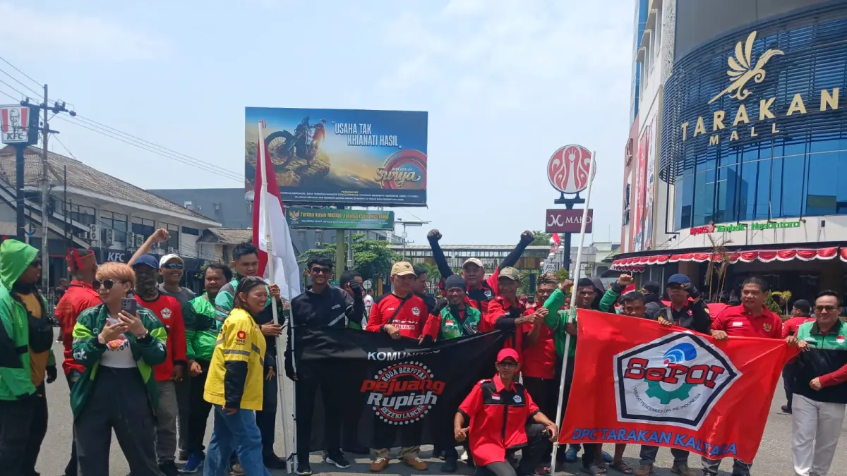 OJOL : Pengemudi ojek online (ojol) saat merayakan hari kemerdekaan HUT ke-81 RI di Kota Tarakan. AGUS DIAN ZAKARIA/RADAR TARAKAN